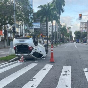 motorista-fica-ferido-apos-bater-e-capotar-carro-em-avenida-de-santos,-sp