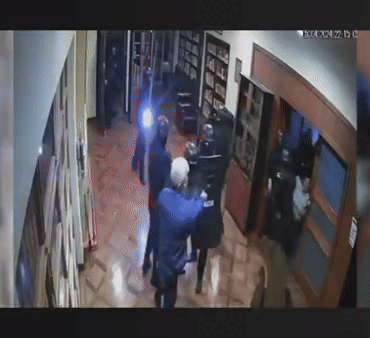 imagens-mostram-policiais-do-equador-invadindo-embaixada-do-mexico-encapuzados-e-arrancando-a-forca-ex-vice-presidente;-video