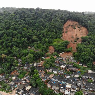 homem-e-baleado-na-perna-em-confronto-com-a-pm-em-morro-no-litoral-de-sp