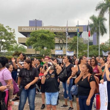 servidores-publicos-de-praia-grande,-sp,-protestam-em-frente-a-prefeitura-em-primeiro-dia-de-greve;-video