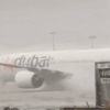 VÍDEO: Avião anda em pista inundada no aeroporto de Dubai; tempestade suspende pousos e causa alagamentos nos Emirados Árabes