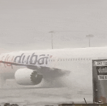 video:-aviao-anda-em-pista-inundada-no-aeroporto-de-dubai;-tempestade-suspende-pousos-e-causa-alagamentos-nos-emirados-arabes