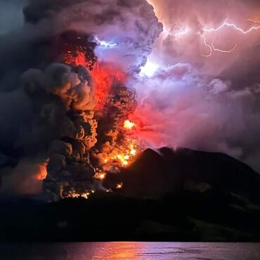 erupcao-de-vulcao-faz-indonesia-elevar-grau-de-perigo-e-emitir-alerta-de-tsunami