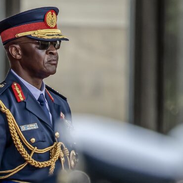 queda-de-helicoptero:-chefe-das-forcas-armadas-do-quenia-e-outros-9-oficiais-morrem-em-missao