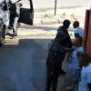Comerciante é agredido por policial durante abordagem na frente dos filhos no litoral de SP; VÍDEO