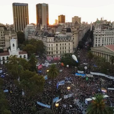 na-maior-manifestacao-contra-o-governo-milei,-estudantes-argentinos-protestam-contra-cortes-nas-universidades