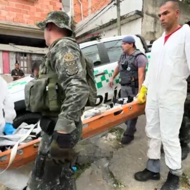 policia-encontra-tres-corpos-enterrados-em-comunidade-apos-denuncia-anonima-no-litoral-de-sp