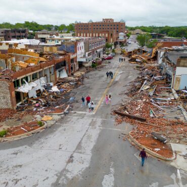 tornados-deixam-3-mortos-nos-eua;-dezenas-de-pessoas-ficam-feridas