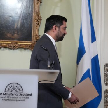 premie-da-escocia,-primeiro-muculmano-a-chegar-ao-poder-no-pais,-renuncia-ao-cargo