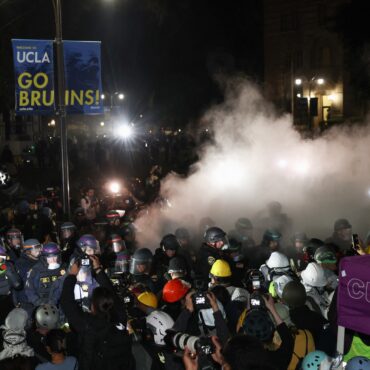 protestos-nos-eua:-policia-retira-estudantes-de-acampamento-na-universidade-da-california