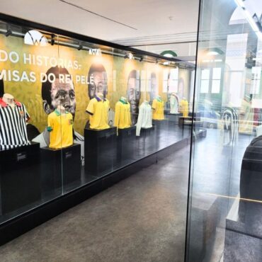 museu-pele-abre-exposicao-de-replicas-de-uniformes-utilizados-pelo-rei-do-futebol