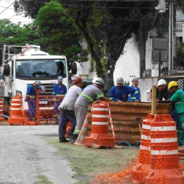 obras-da-sabesp-interditam-trecho-da-avenida-nacoes-unidas,-em-sao-vicente,-sp