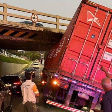 caminhao-fica-preso-em-viaduto-em-praia-grande,-sp