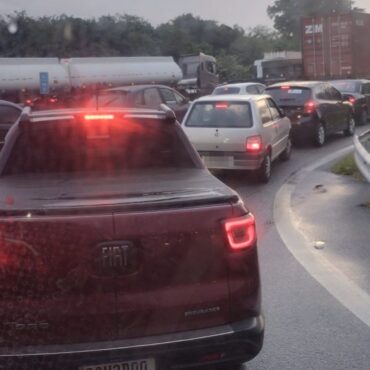 caminhoneiro-bate-em-veiculo-estacionado-na-entrada-de-santos,-sp,-e-fica-preso-nas-ferragens