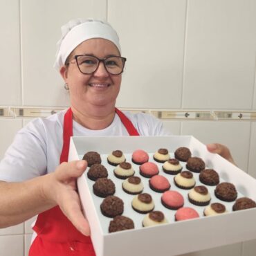 mae-e-filha-descobrem-juntas-o-amor-pela-confeitaria-e-fazem-sucesso-com-doces-e-bolos;-veja-receita-de-merengue