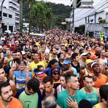 com-novo-trajeto,-maior-prova-de-10-km-do-pais-reune-21-mil-pessoas-em-santos,-sp