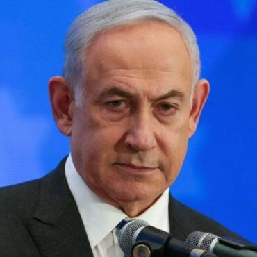 netanyahu-ganha-raro-apoio-interno-em-israel,-por-ser-equiparado-ao-hamas-em-acusacoes-de-crimes-de-guerra