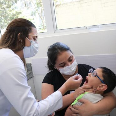 cidades-da-baixada-santista-comecam-a-vacinar-contra-a-paralisia-infantil;-saiba-onde-se-imunizar