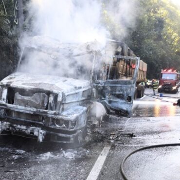 carreta-com-35-toneladas-de-gesso-pega-fogo-na-rodovia-anchieta,-sp