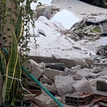 detritos-de-laje-do-hospital-municipal-em-demolicao-atingem-casa-em-sao-vicente,-sp