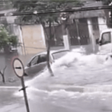 video-mostra-carro-sendo-atingido-e-arrastado-por-‘onda’-causada-por-caminhao-em-enchente-no-litoral-de-sp