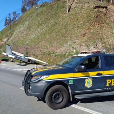 aviao-faz-pouso-forcado-na-rodovia-regis-bittencourt-em-juquitiba,-grande-sp,-diz-prf