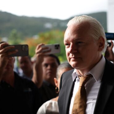 apos-acordo,-julian-assange-e-condenado-em-tribunal-dos-eua-e-posto-em-liberdade