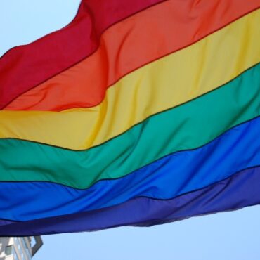 bertioga-celebra-dia-do-orgulho-lgbtqia-+-com-oficinas,-exames-e-rodas-de-conversa