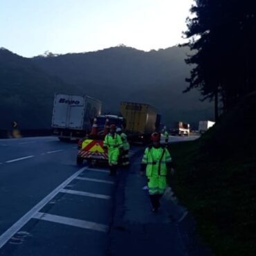 caminhao-do-sedex-e-saqueado-em-congestionamento-apos-outra-carreta-ficar-em-‘l’-na-regis-bittencourt,-sp