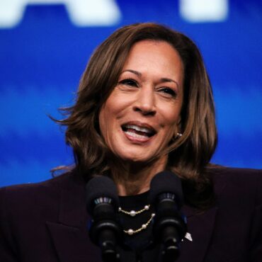 kamala-harris-diz-que-trump-tem-aliados-extremistas-e-plano-para-‘retornar-os-eua-a-um-passado-sombrio’