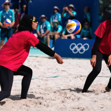 enquanto-crista-pode-ser-punida,-atletas-muculmanas-usam-veu-islamico-nas-olimpiadas